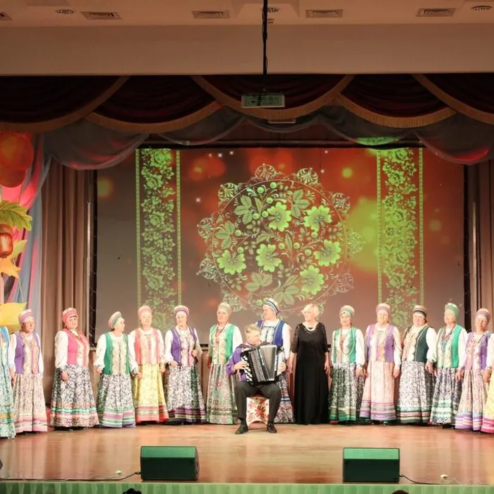  "А у седой реки всё то же буйство..."