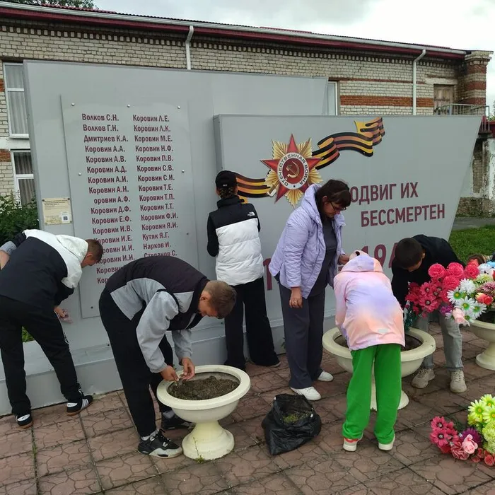 Акция по уборке памятника погибшим воинам в ВОВ «Чистая память»