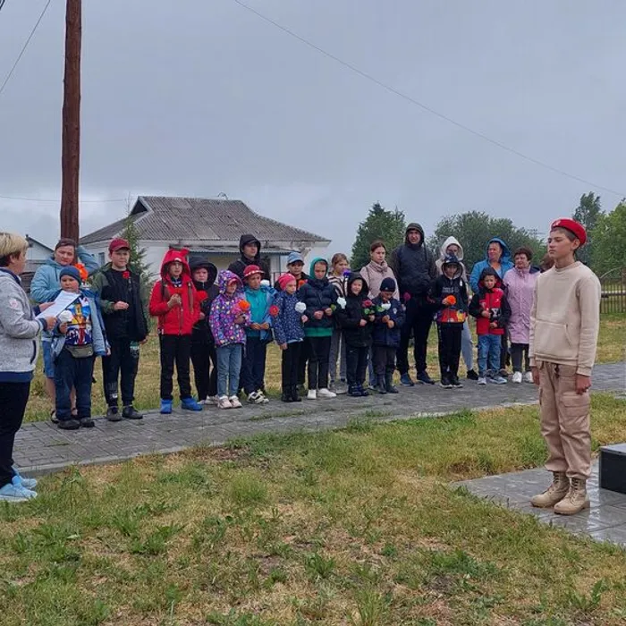 «И вновь стоим у обелиска»