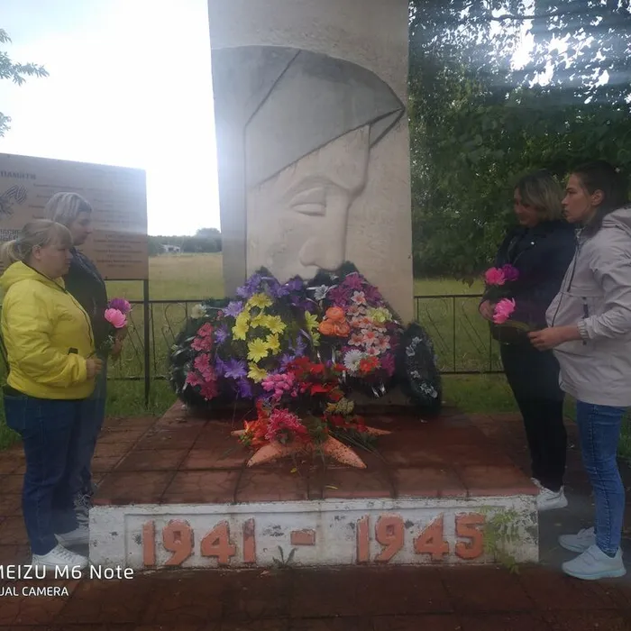 жители деревни Соколова отдают дань памяти погибшим в годы Великой Отечественной войны