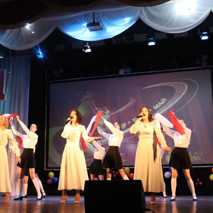 "По стране шагает Первомай!"