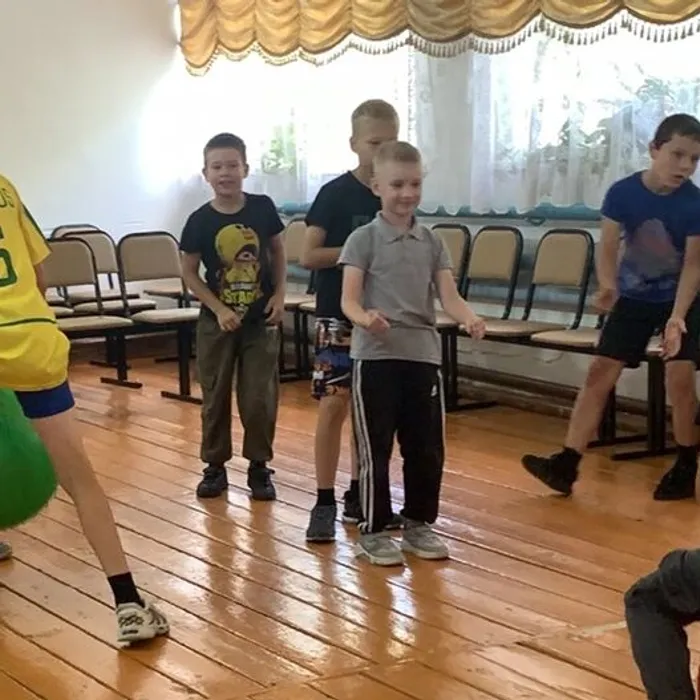  Спортивно-игровая программа под названием «Кто спортом занимается — тот силы набирается»