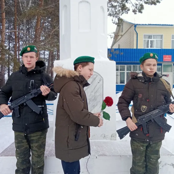 "Почётный караул около обелиска героям ВОВ"