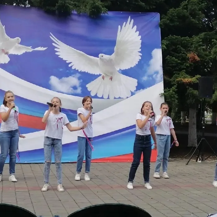 "Вьется над Россией флаг моей страны"