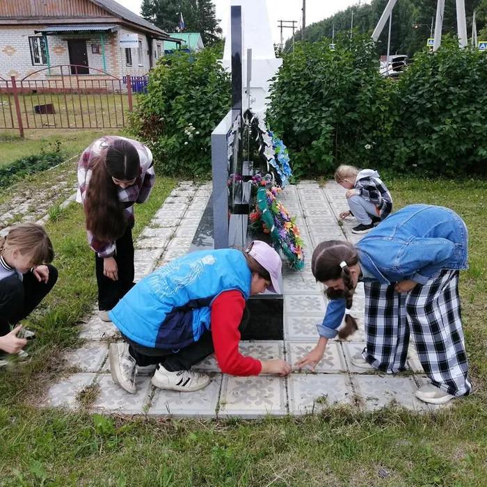 Акция по благоустройству памятника павшим в ВОВ «Память поколений»