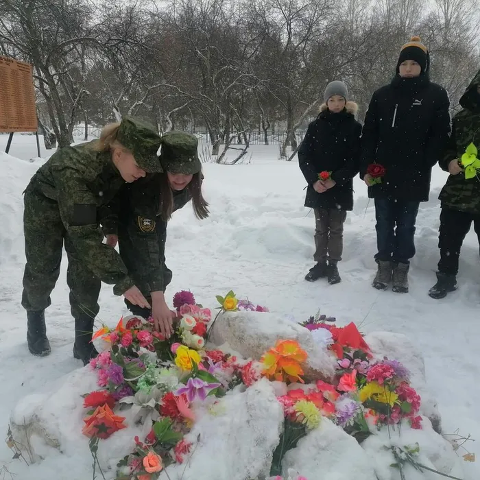 "Возложение цветов к памятнику воинов"