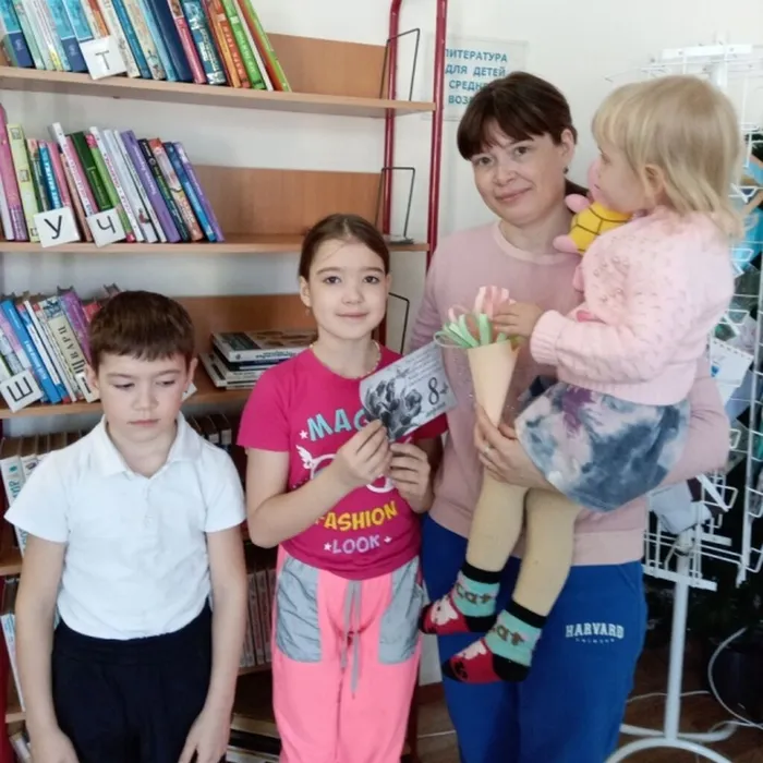 Праздничное поздравление «Открытка для любимых мам» 
