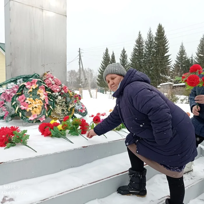 "Возложение цветов к обелиску героям"